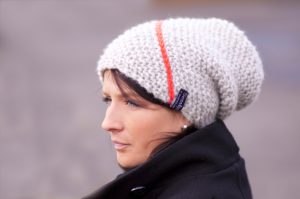 Beanie in hellgrau mit Neon-Detail