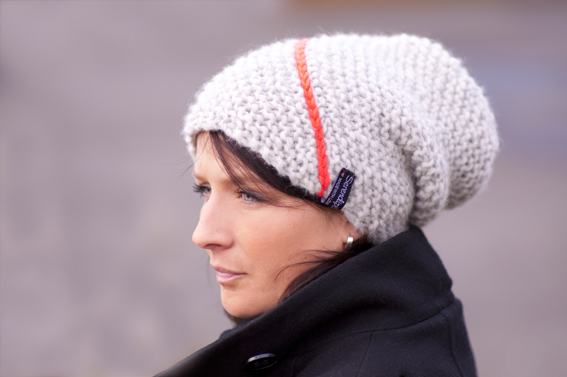 Beanie in hellgrau mit Neon-Detail