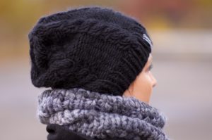 Muetze Fanny schwarz handgestrickt mit Zopf