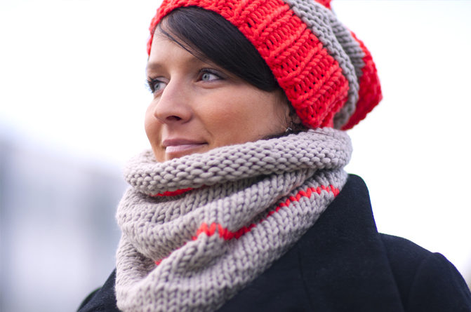 BIWYFI Knits Mütze und Dreieckstuch mit Neondetails