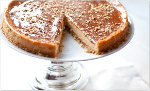 Double Toffee Cheesecake auf Tortenplatte