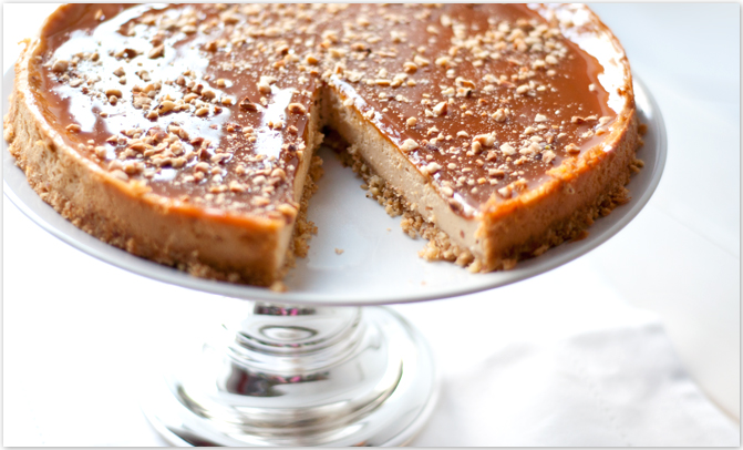 Double Toffee Cheesecake auf Tortenplatte