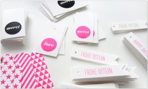 Neon-Anhänger und Fähnchen