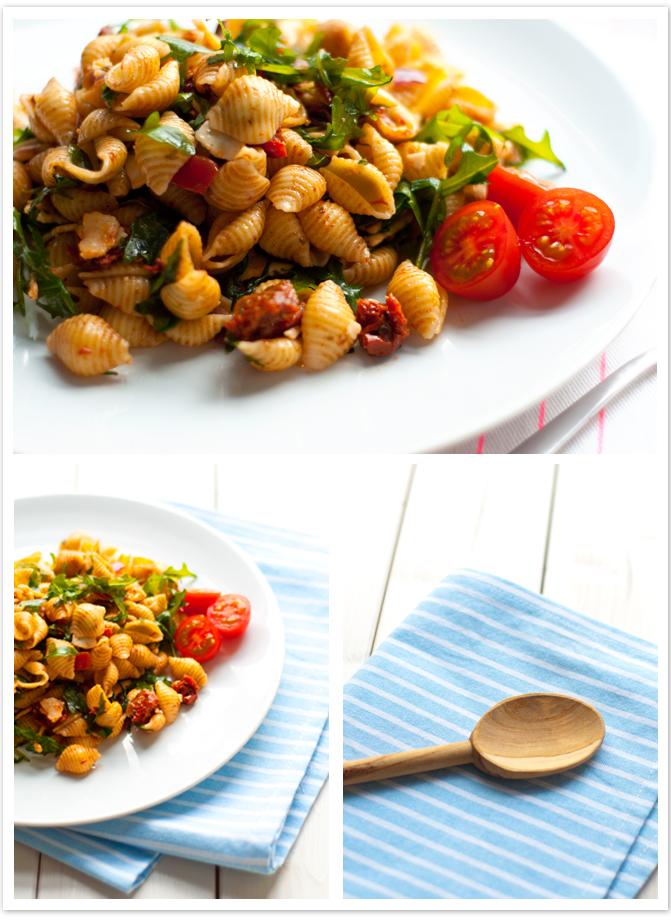 Italienischer Nudelsalat mit Rucola, Parmesan und Tomaten