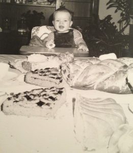 Ich vor der Kuchentafel