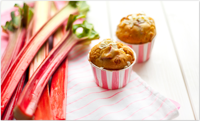 Rhabarber-Muffins mit weißer Schoki