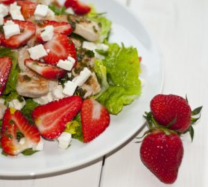 Rucola-Salat mit Erdbeeren und Hühnchen