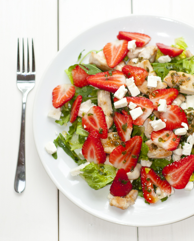 Rucolasalat mit Erdbeeren, Feta und Hühnchen