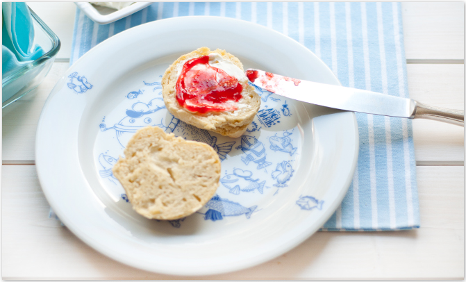 Sonntagsfrühstück mit selbstgebackenen Brötchen