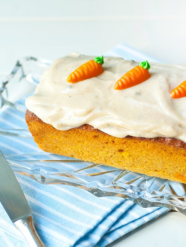 Karottenkuchen mit Frischkäsetopping und Frohe Ostern!