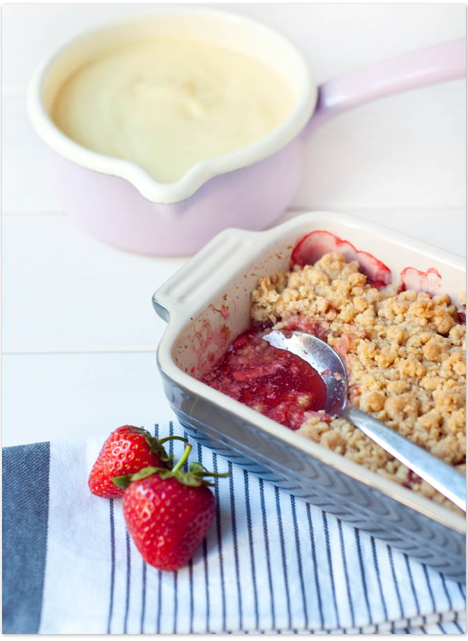 Erdbeer-Rhabarber-Crumble mit Vanillesoße