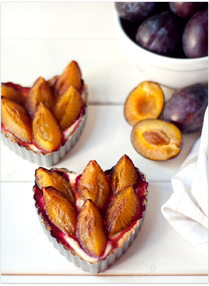 Pflaumen-Tarteletts mit Vanille-Quark-Creme