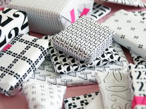 Geschenkapier mit Zahlen von Tinkasladen