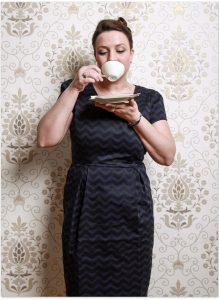 Tea, Tapete und das Kleid