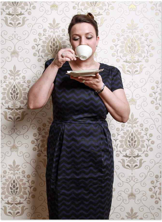 Tea, Tapete und das Kleid