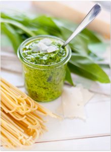 Selbstgemachtes Bärlauchpesto mit Mandeln und Pinienkernen