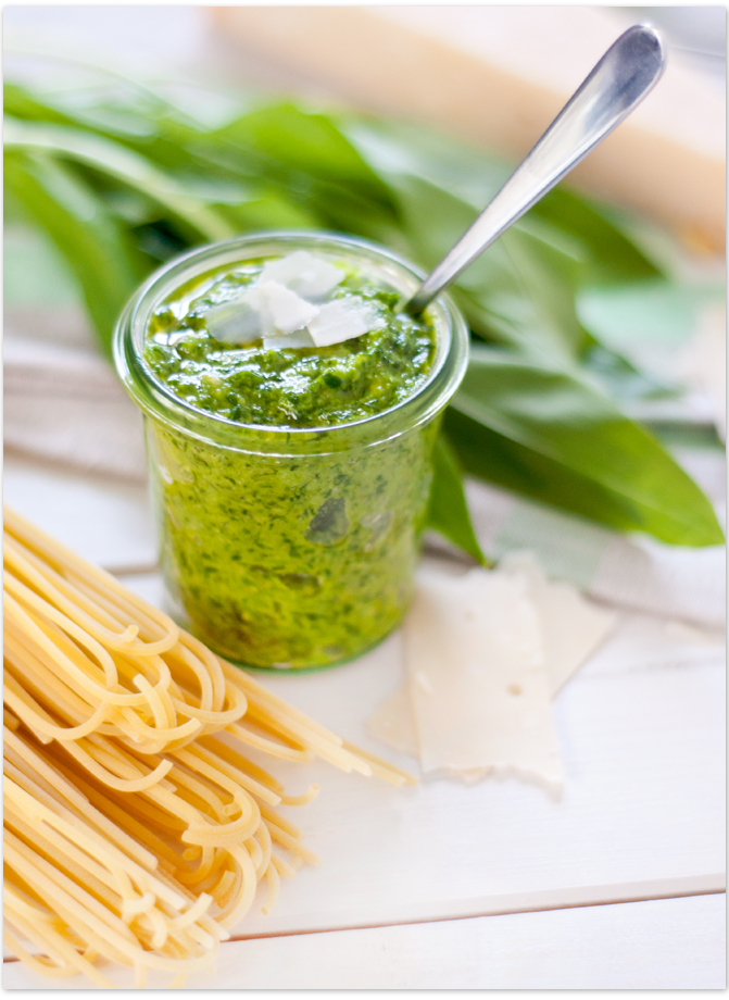 Selbstgemachtes Bärlauchpesto mit Mandeln und Pinienkernen