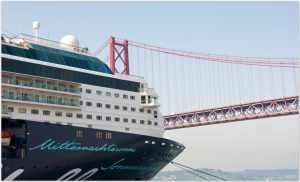Die Mein Schiff vor der roten BRücke in Lissabon am Hafen