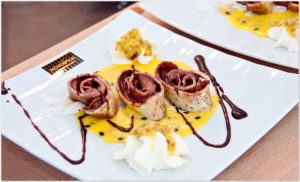 Kokoscrêpe mit Schokoeis auf Maracuja