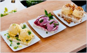 Dreierlei Eis auf Biskuit mit Rucola, Parmesan, Minzpesto und Mandelcrunch