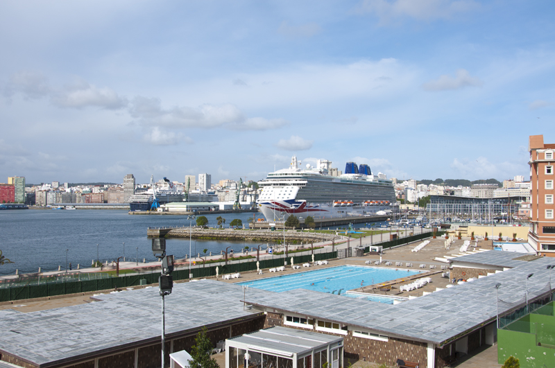 La Coruna Blick auf den Hafen mit der Mein Schiff