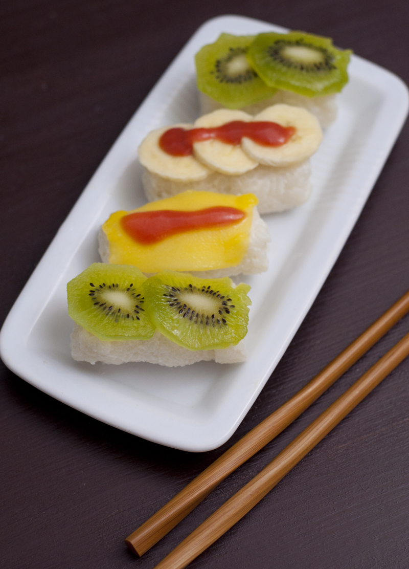 Süßes Sushi aus Milchreis und Obst