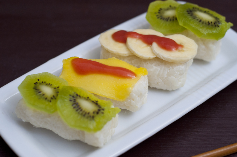 Süßes Sushi aus Milchreis und Obst