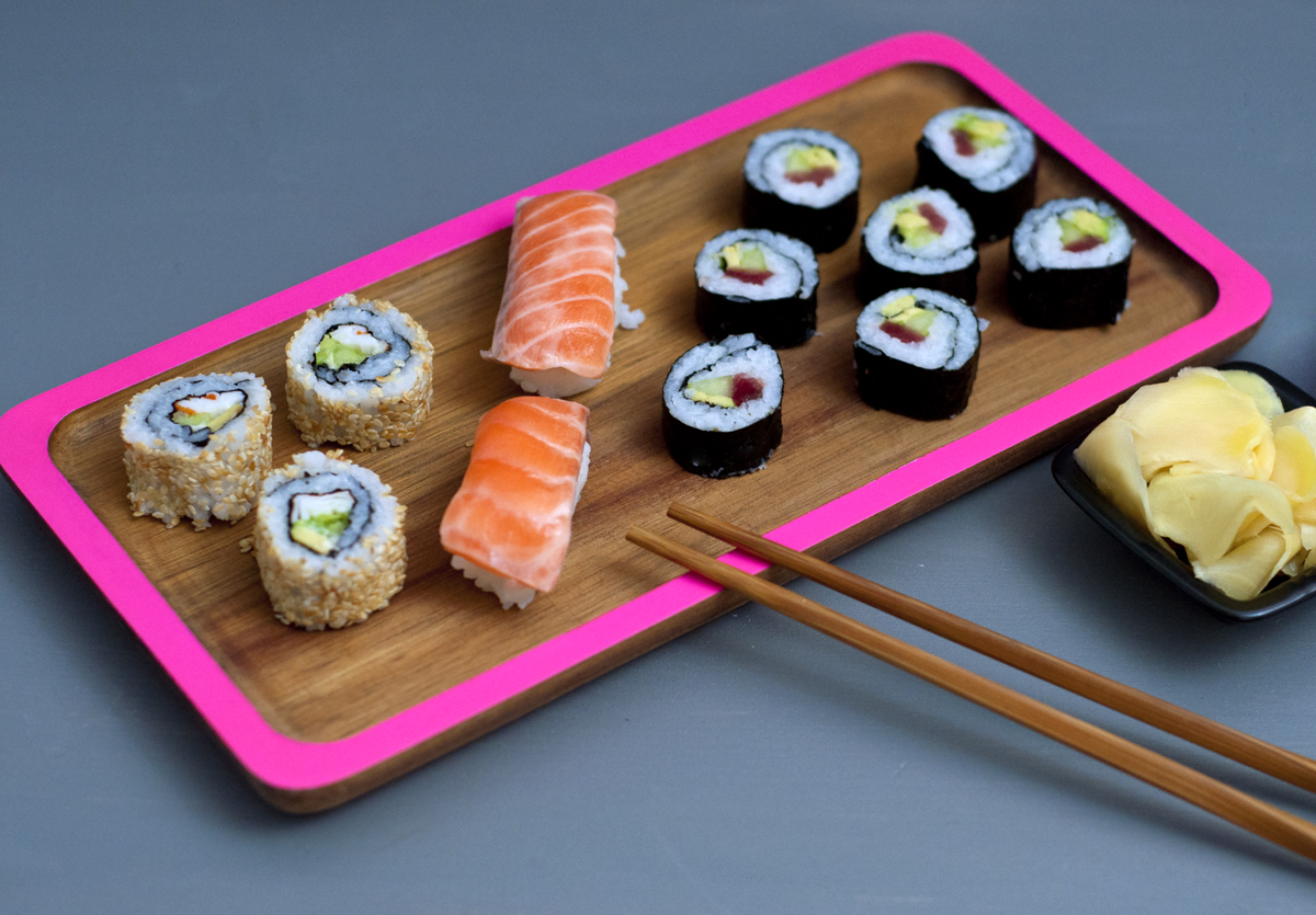 Sushi selbstgemacht Nigiri, Maki und California Rolls
