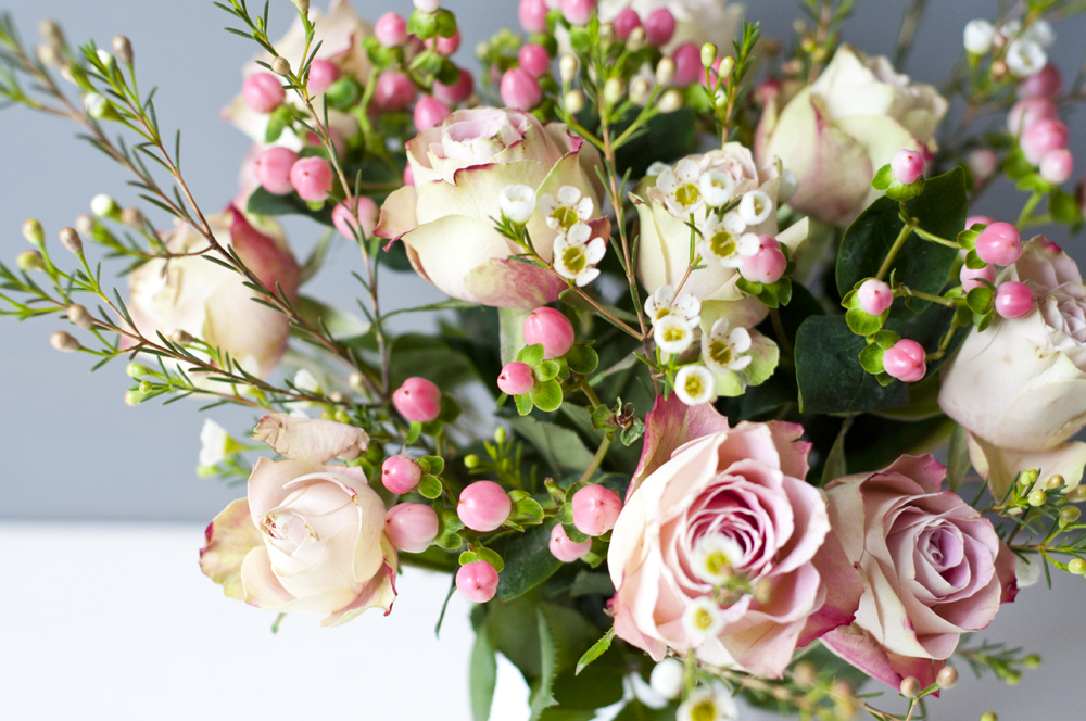 Strauss mit Rosen, Wachsblumen und rosa Scheinbeere