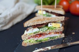 New York Clubsandwich mit Tomate, Ei, Bacon und Pute