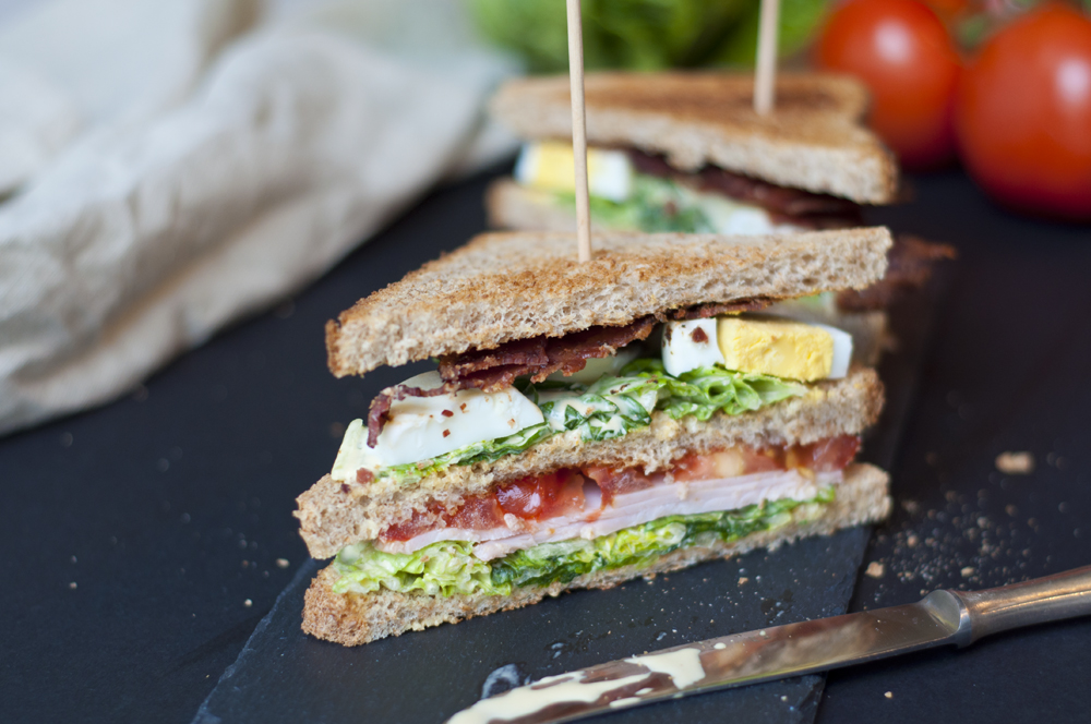 New York Clubsandwich mit Tomate, Ei, Bacon und Pute