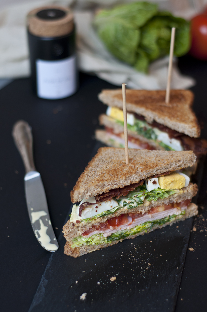 New York Clubsandwich mit Tomate, Ei, Bacon und Pute