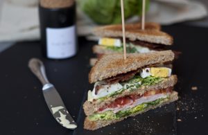 New York Clubsandwich mit Tomate, Ei, Bacon und Pute