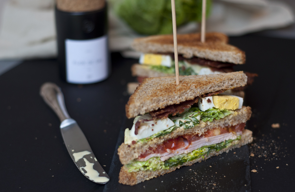 New York Clubsandwich mit Tomate, Ei, Bacon und Pute