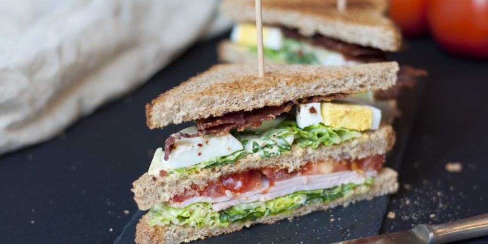 New York Clubsandwich mit Tomate, Ei, Bacon und Pute