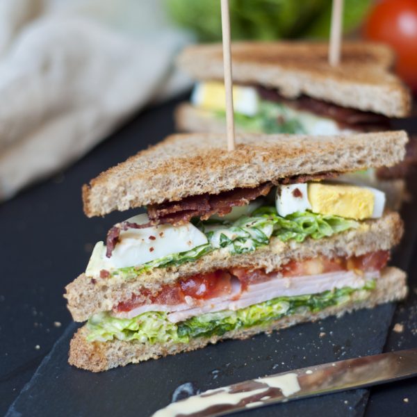 New York Clubsandwich mit Tomate, Ei, Bacon und Pute