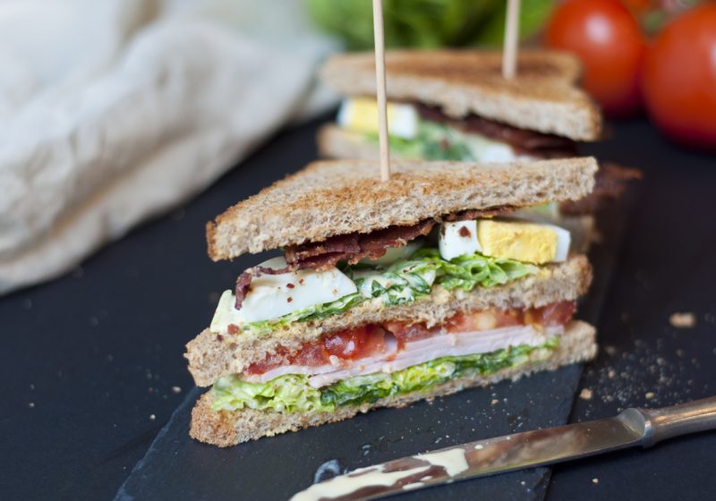 New York Clubsandwich mit Tomate, Ei, Bacon und Pute