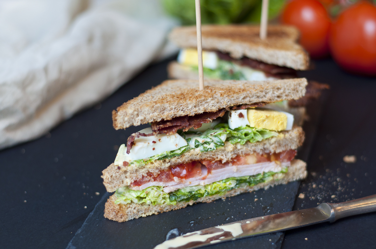 New York Clubsandwich mit Tomate, Ei, Bacon und Pute