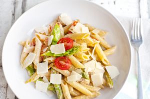 Grüner Spargel mit Pasta und Kirschtomaten