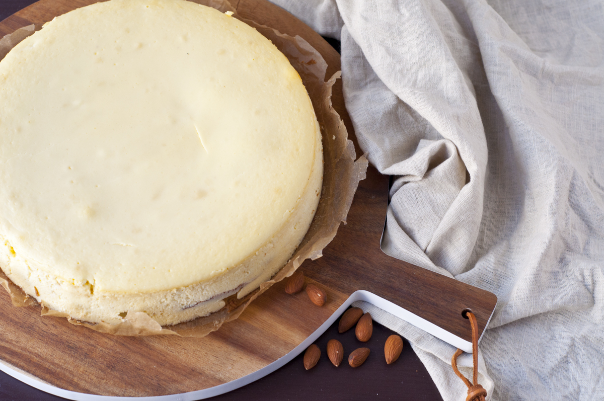 Käsekuchen mit Marzipan und fluffigem Boden