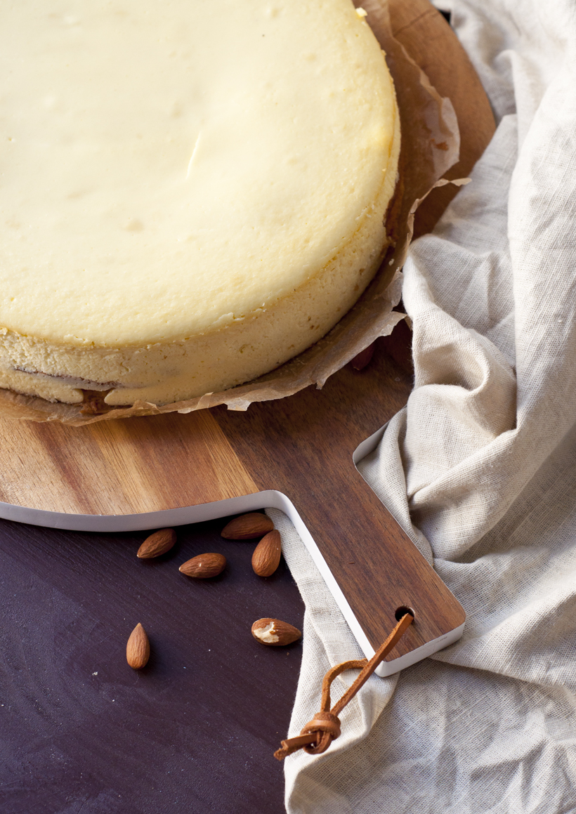 Käsekuchen mit Marzipan und fluffigem Boden