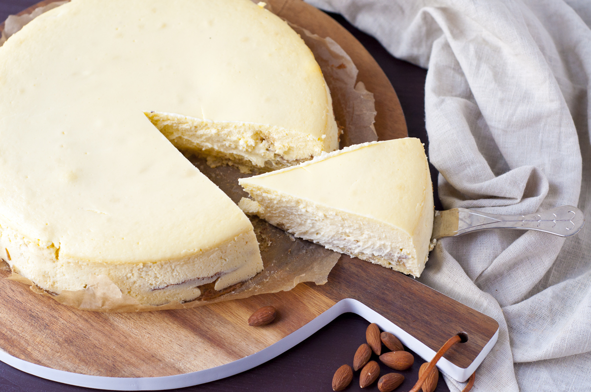 Käsekuchen mit Marzipan und saftigem Boden