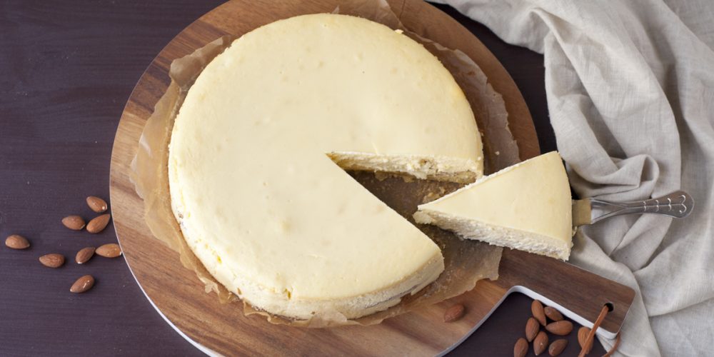 Käsekuchen mit Marzipan und fluffigem Boden