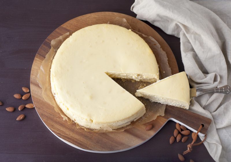 Käsekuchen mit Marzipan und fluffigem Boden