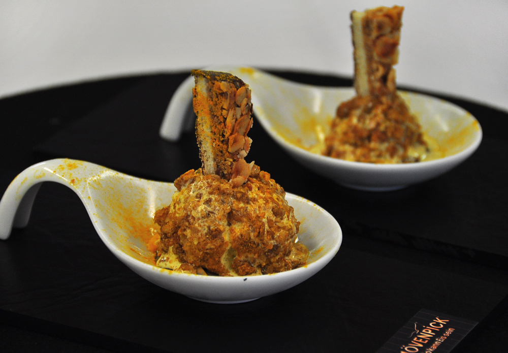 Eis mit Curcuma und Nüssen