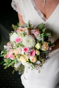 Brautstrauß mit Rosen, Dahlien und rosa Schleierkraut