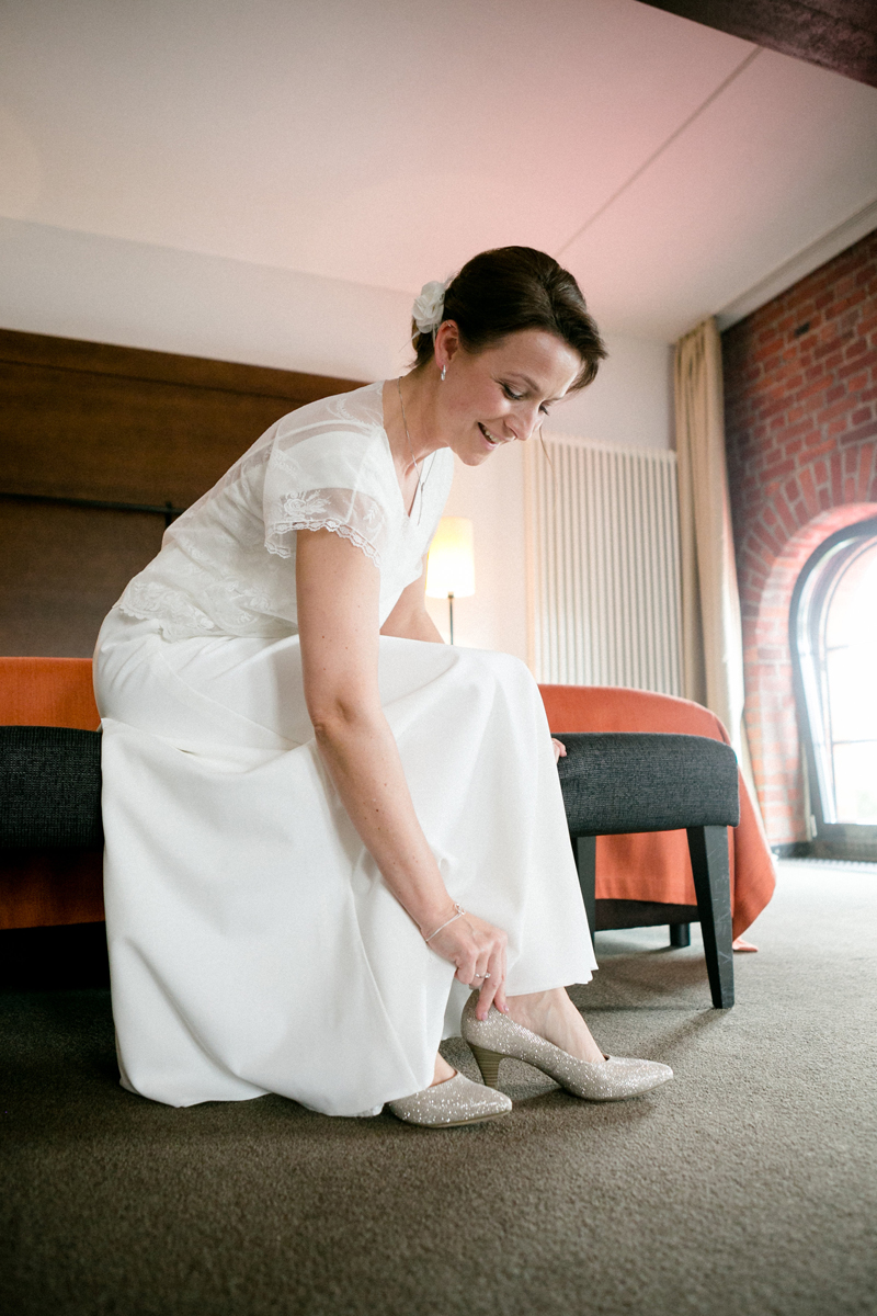 Weißes Kleid und Glitzerschuhe