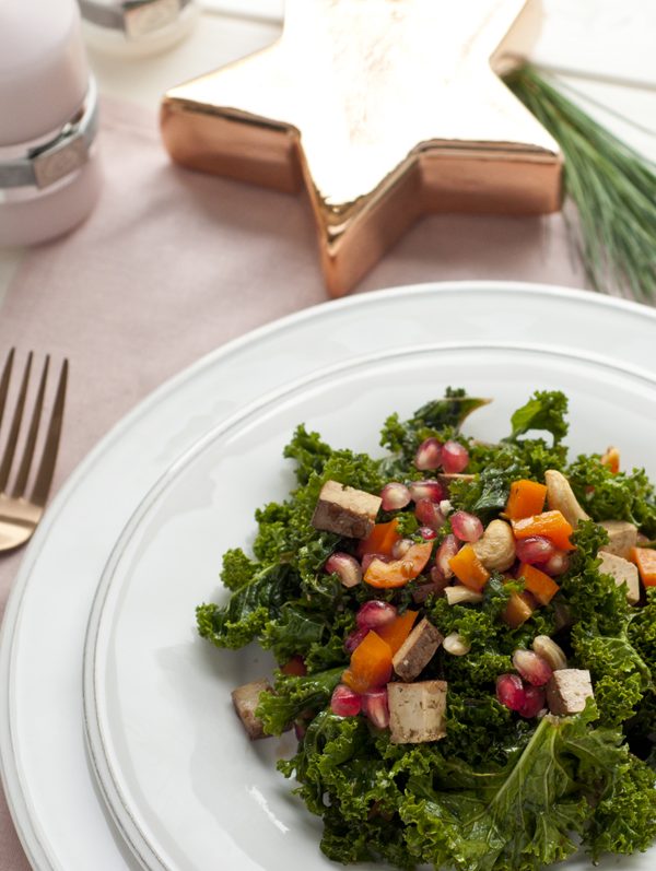 Grünkohlsalat mit Granatapfel, Tofu und Nüssen
