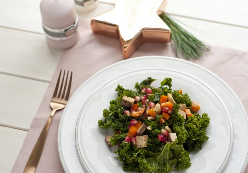 Grünkohlsalat mit Granatapfel, Tofu und Nüssen