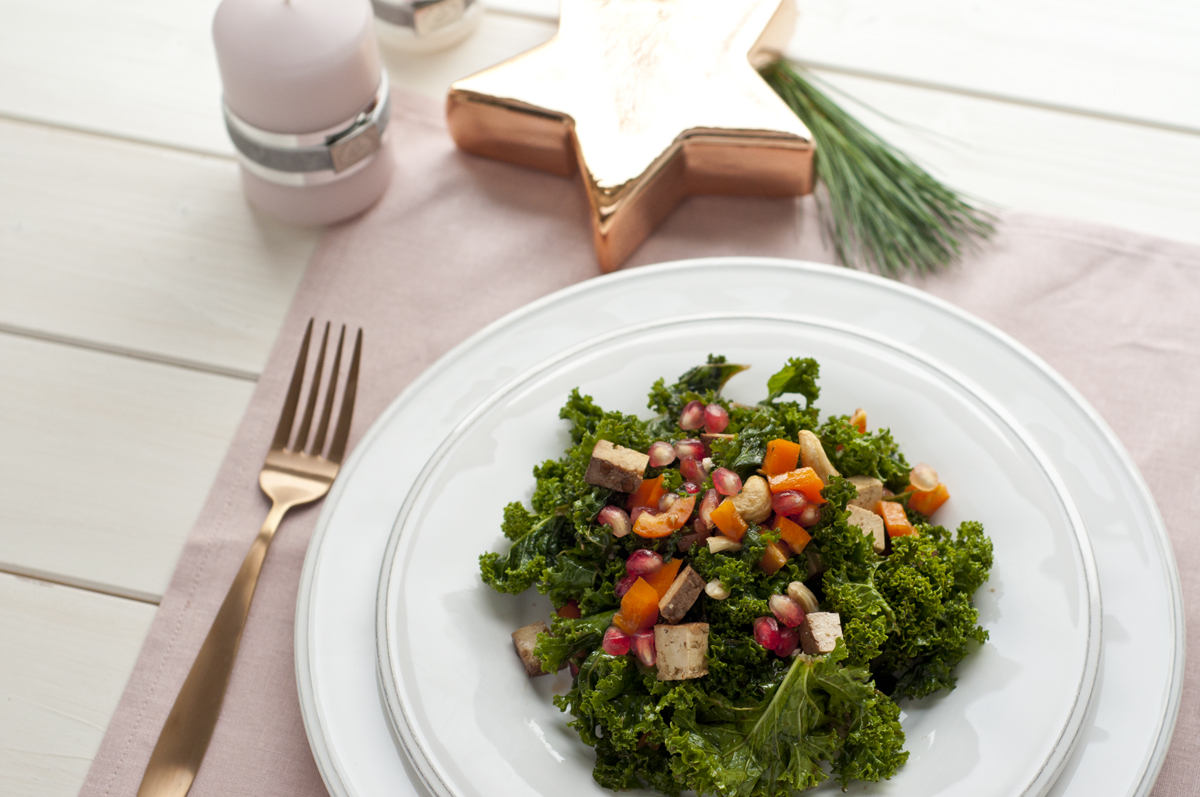 Grünkohlsalat mit Granatapfel, Tofu und Nüssen